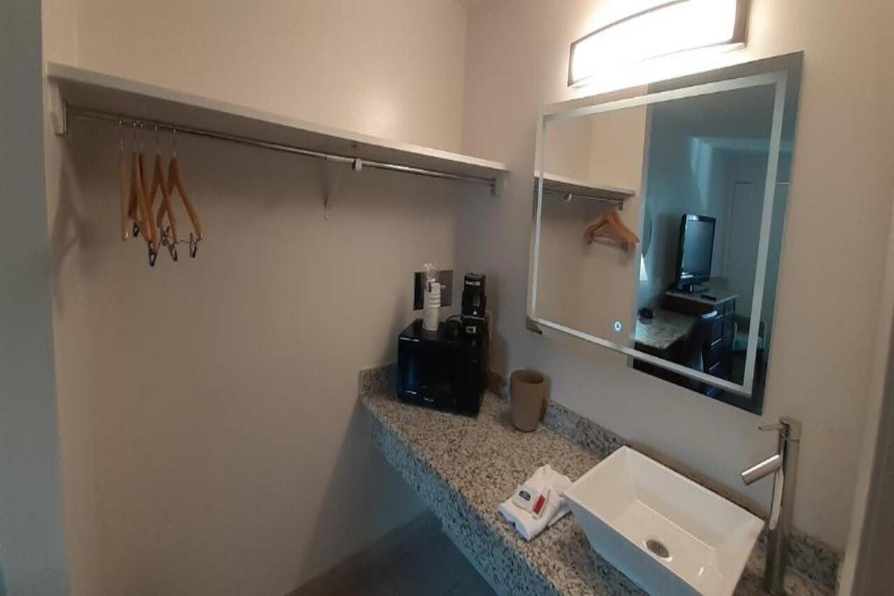 Howard Johnson By Wyndham Downtown Рино Екстериор снимка